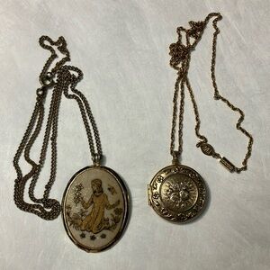 Set of 2 1970’s fashion pendants locket